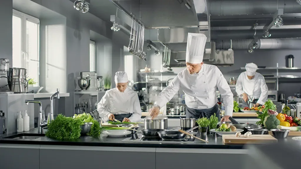 Köche bei der Arbeit in einer Restaurantküche