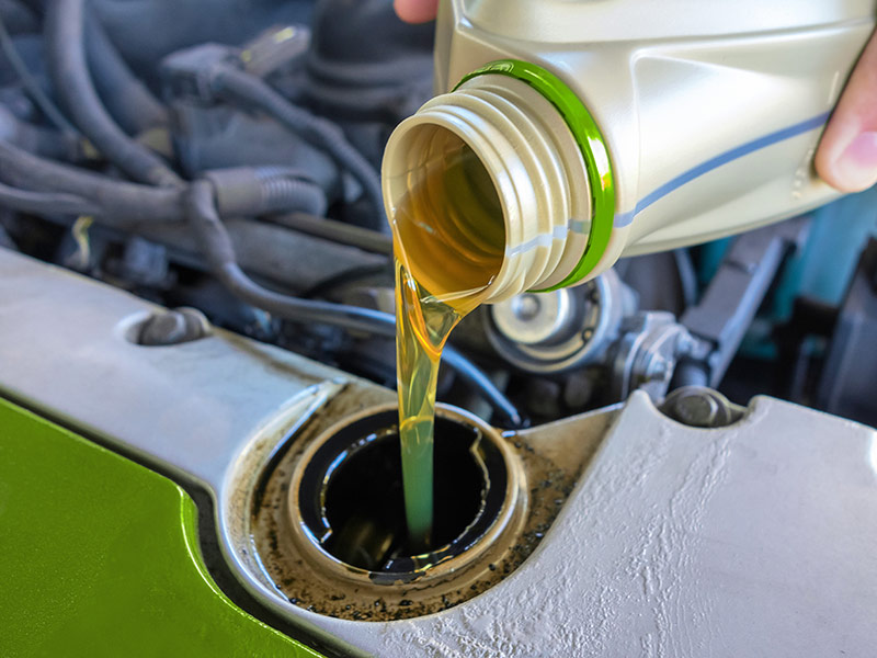 Motoröl wird in die Öffnung eines Motors eingeführt.