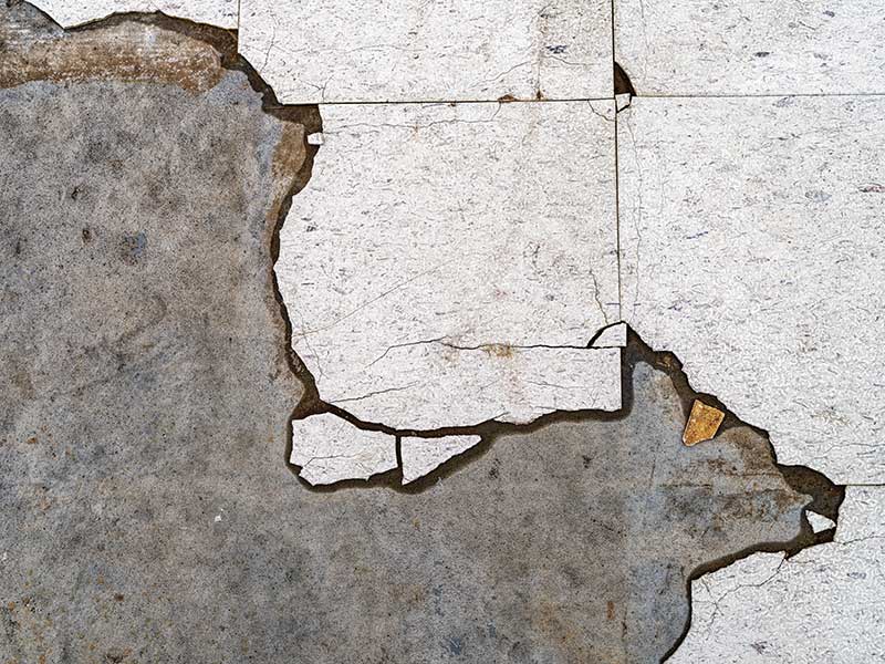 Zerbrochene Floor Flex Platten mit Asbest von oben fotografiert.