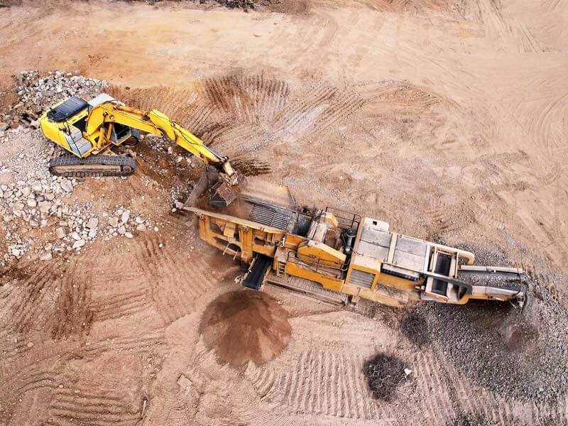 Eine Anlage zum Bauschutt recyceln in Vogelperspektive.