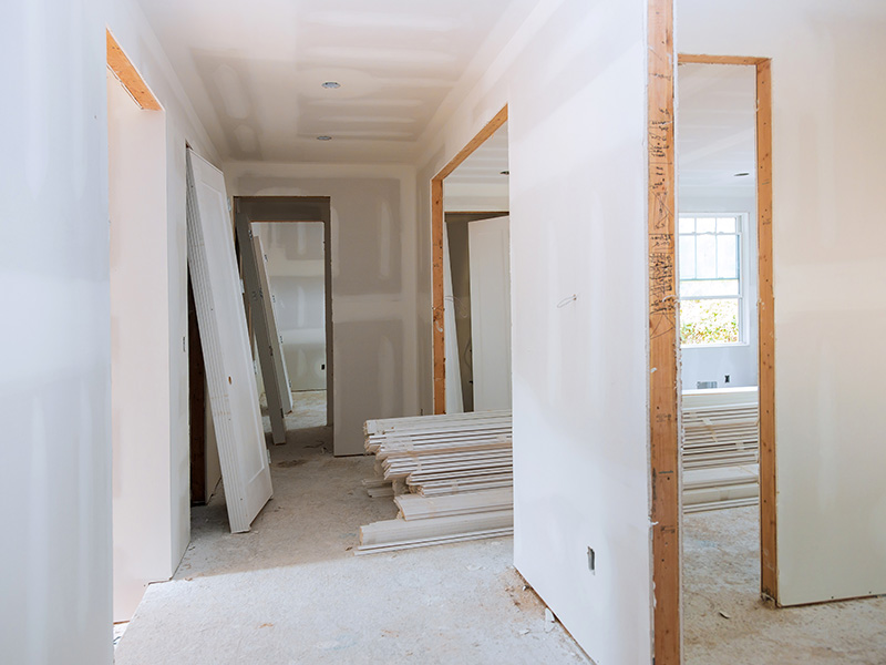 Grundriss ohne Türen einer Wohnung, die gerade renoviert wird.