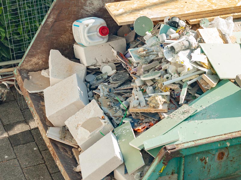 Container gefüllt mit Baustellenmischabfall wie Holz, Gipsplatten und Co.