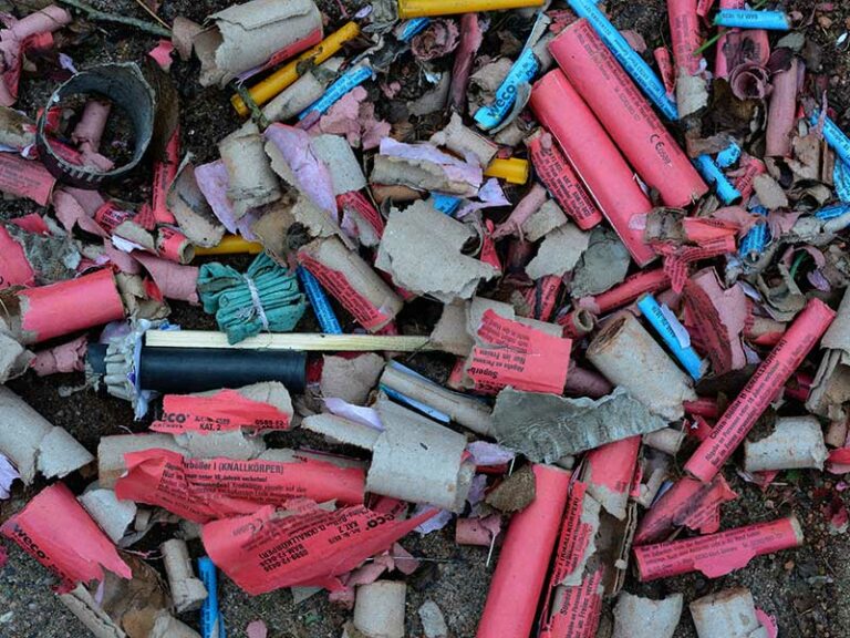 Abfallberge an Silvester: gebrauchte Böller liegen auf einem Haufen auf der Straße.