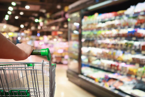 Dieses Bild zeigt einen Einkaufswagen, der durch einen Supermarkt geschoben wird, es dient der thematischen Unterstreichung des Beitragsthemas 'Entsorgung für den Groß- und Einzelhandel in Berlin'.