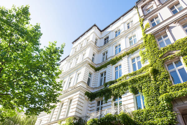 Dieses Bild zeigt einen Berliner Altbau von außen und dient der Verdeutlichung des Themas 'Entsorgungsservice für Wohnungsbaugesellschaften und Hausverwaltungen'.