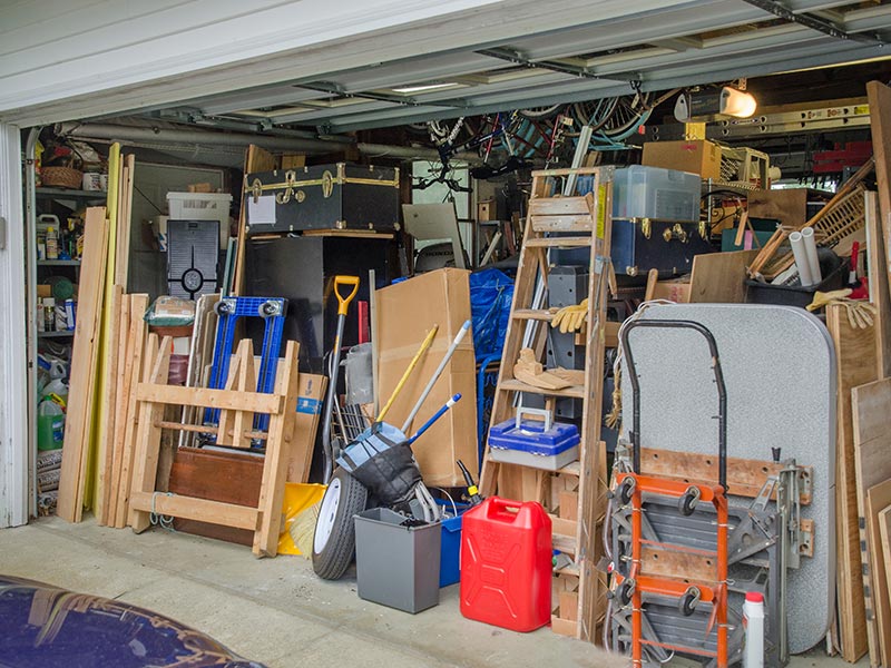 Aufnahme einer bis zur Garagentür zugestellten Garage.