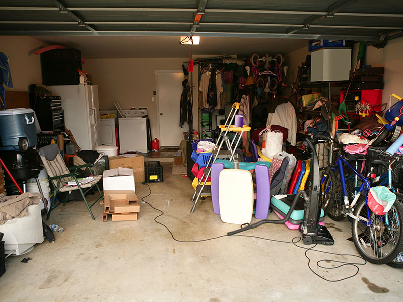 Mit allen möglichen Gegenständen voll gestellte Garage.