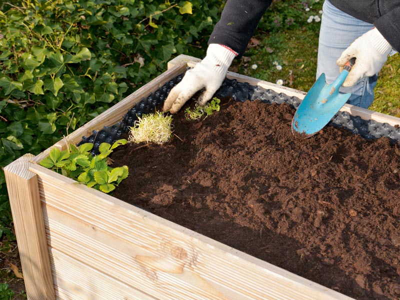 Ein Hochbeet, gefüllt mit Mutterboden.