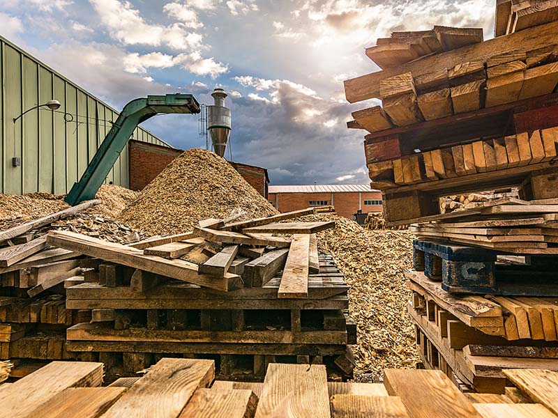 Maschine zerkleinert Holzpaletten zu Hackschnitzeln.