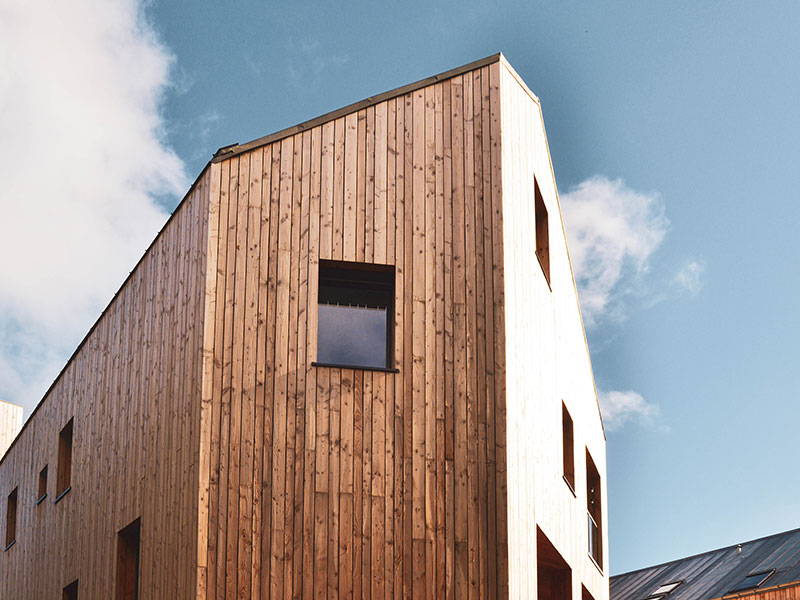 Modernes Haus mit Fassade aus Holz.