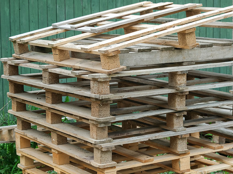 Stapel an einfach und unbehandelten Holzpaletten.