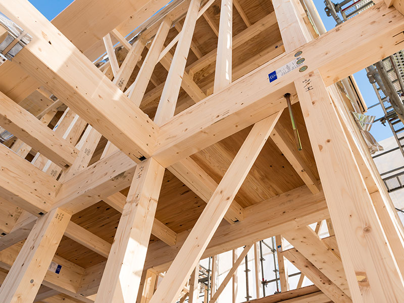 Grundgerüst eines Gebäudes aus massivem Holz.