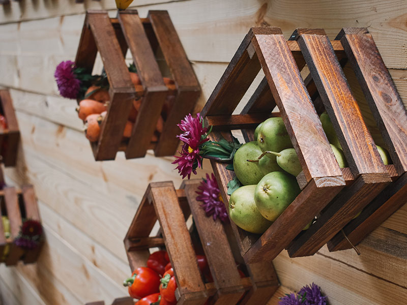 Obst- bzw. Holzkisten an der Wand als Regale platziert.