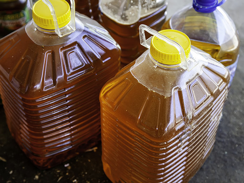 Gebrauchtes Speiseöl wird in Plastikkanistern gesammelt.