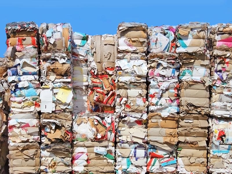 In Blöcke gepresstes Altpapier auf einem Recyclinghof.