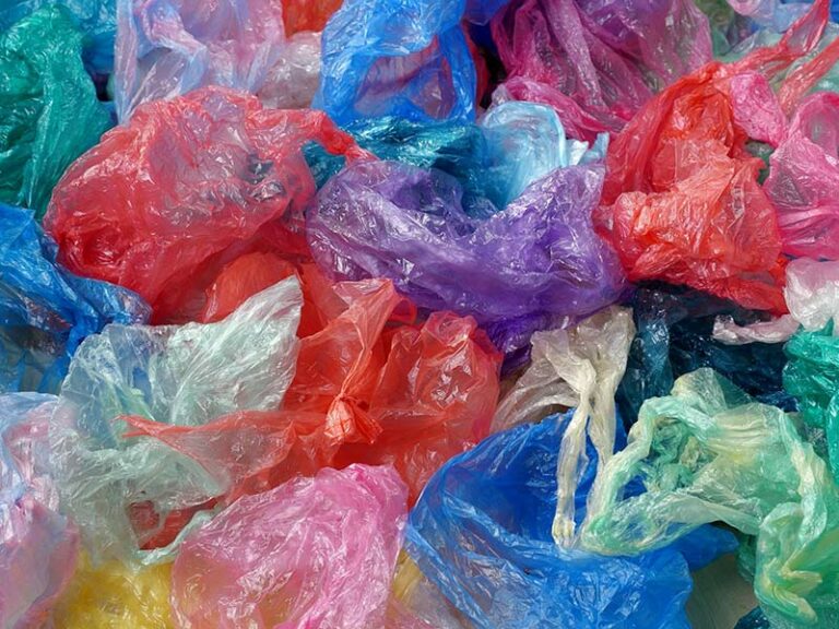 Mehrere leere Plastiktüten liegen nebeneinander.