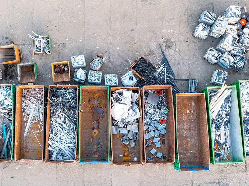 Aufnahme eines Wertstoffhofs mit unterschiedlich befüllten Abfallcontainern.