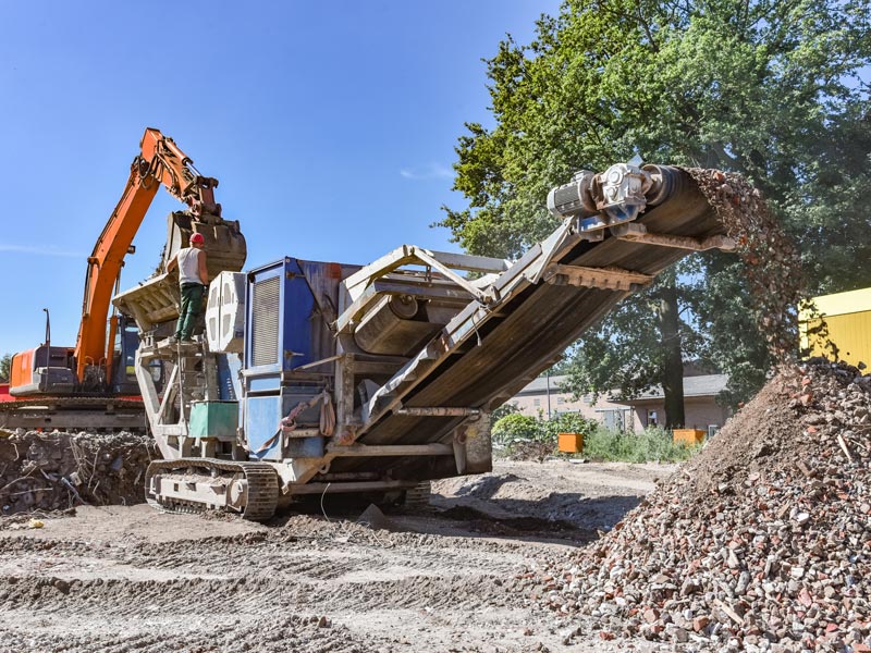 Recyclinganlage trennt Metall von Bauschutt.