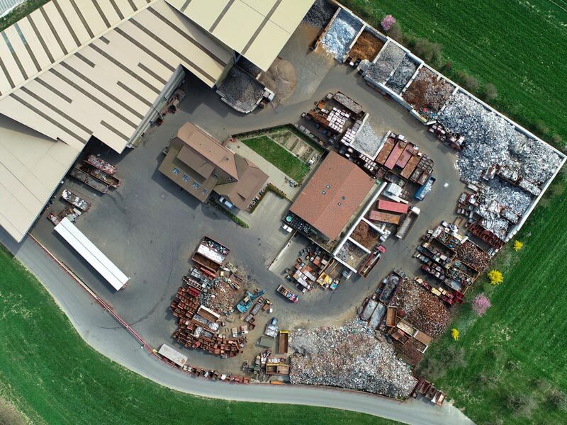 Recyclinganlage mit getrennten Materialien aus der Vogelperspektive.