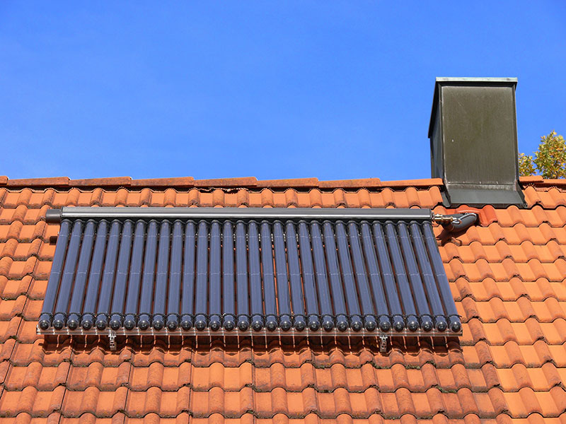 Solarthermie Anlage auf einem Hausdach mit Dachziegeln.