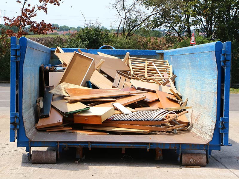 Ein zur Hälfte gefüllter Sperrmüllcontainer.