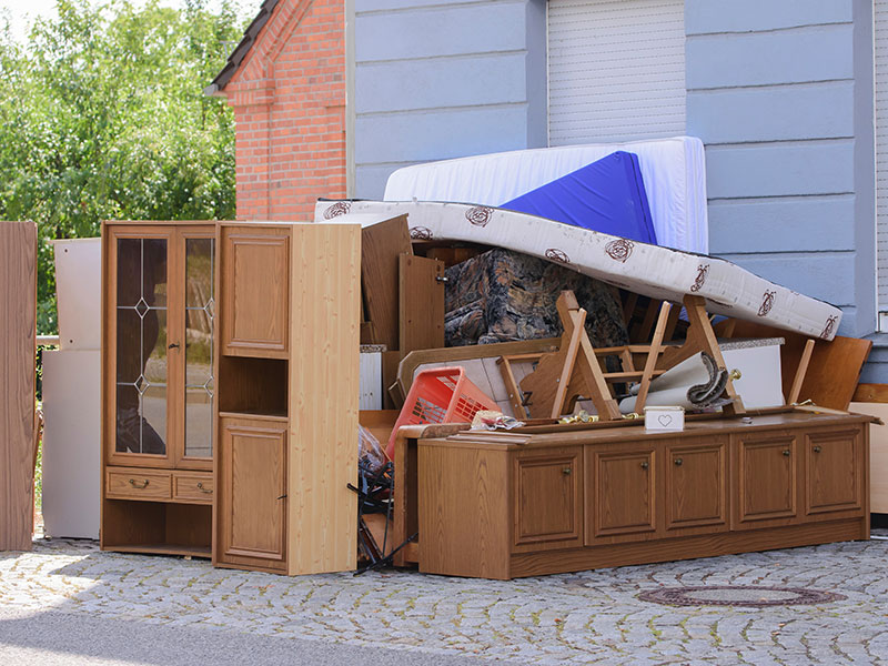 Sperrmüll steht nach einer Entrümpelung vor einem Haus.