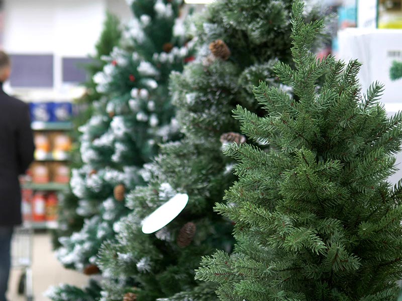 Weihnachtsbaum aus Plastik in einem Supermarkt.