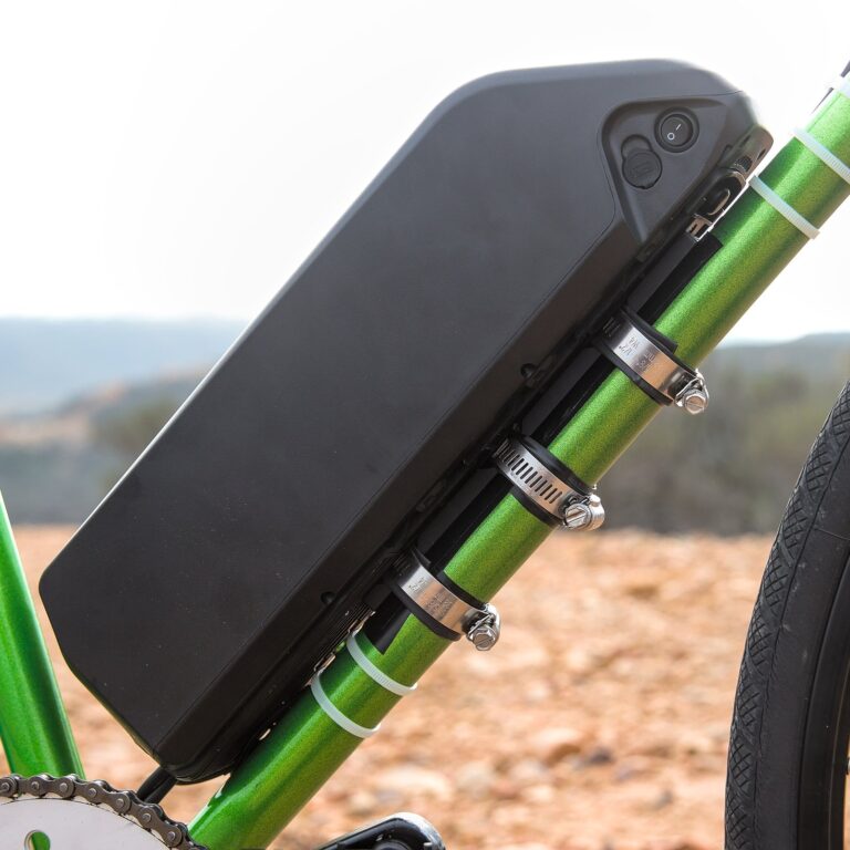 Lithium-Ionen-Akku eines E-Bikes am Fahrradrahmen